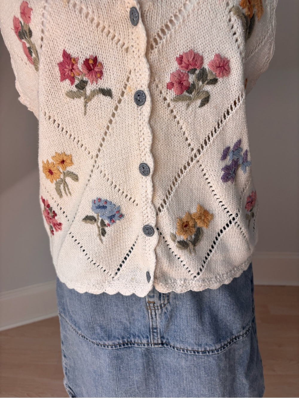 Vintage Northern Isles Hand-Embroidered Floral Knit Vest 🌸 - Picture 3 of 6